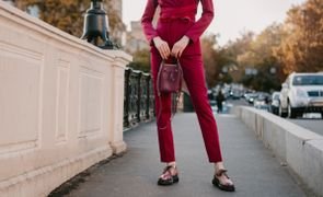 mulher com roupas de inverno e calcado fechado