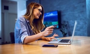 mulher comprando sapato pela internet