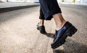 mulher usando mocassim feminino