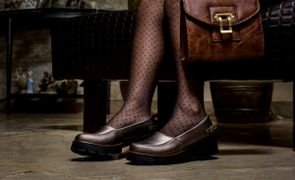 pés femininos com mocassim