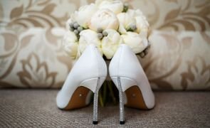 sapato da noiva branco com brilho no salto