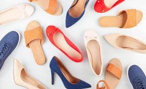 vários modelos de calçado em fundo branco